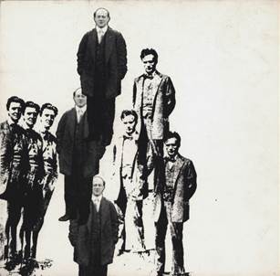 Ein Bild, das Kleidung, Mann, Schuhwerk, Person enth�lt.

KI-generierte Inhalte k�nnen fehlerhaft sein.