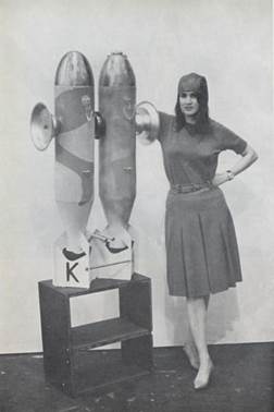 Ein Bild, das Schuhwerk, Kleidung, Person, Wand enthlt.

KI-generierte Inhalte knnen fehlerhaft sein.